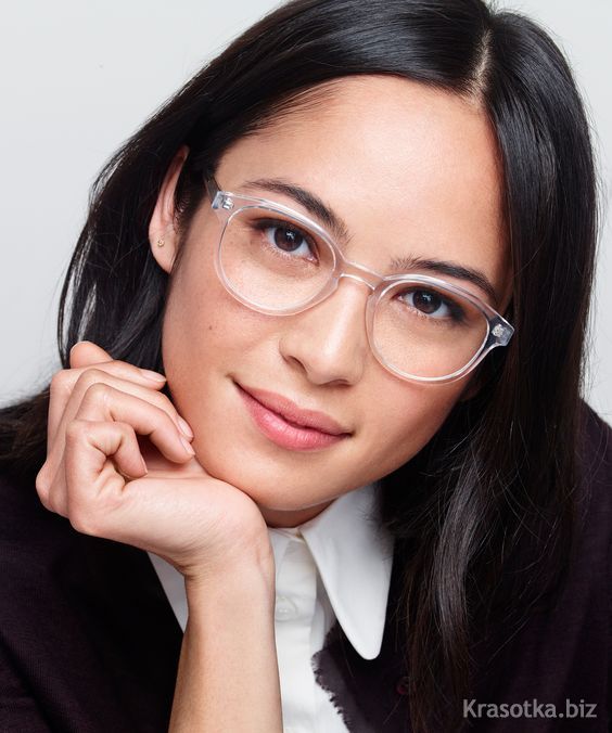 Женщина в очках: правила стильного макияжа
